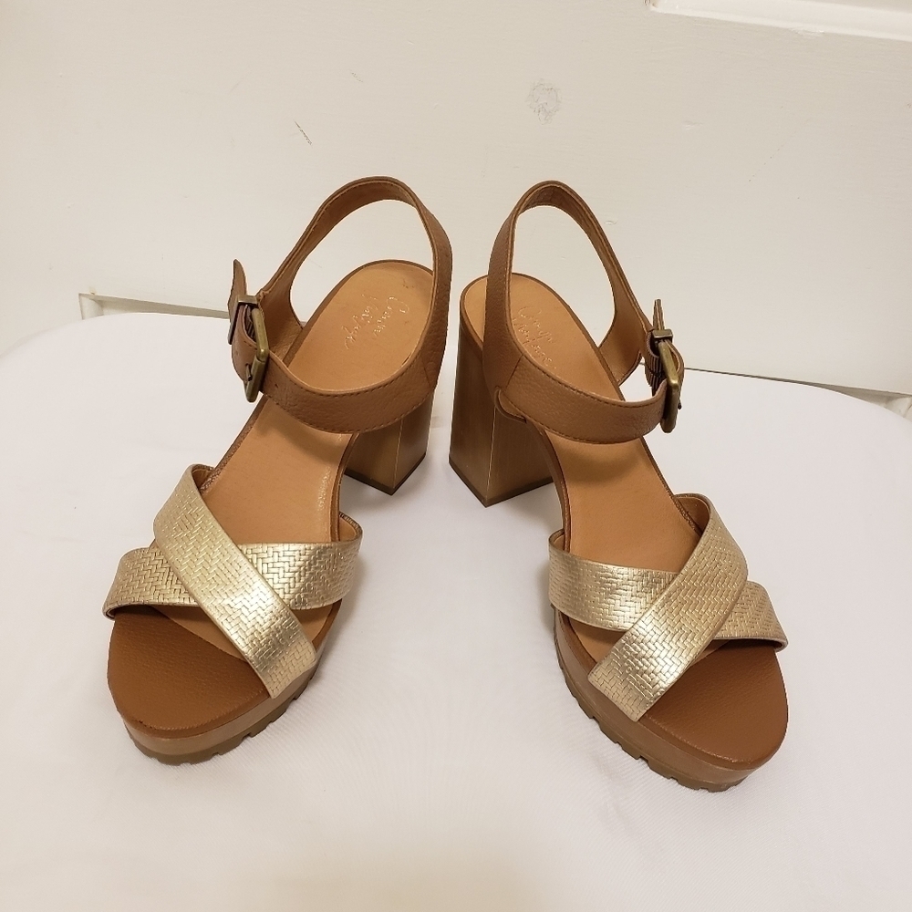 EUC Crown Vintage Goldtone & Beige LeatherPlatform Heels Size 9.5